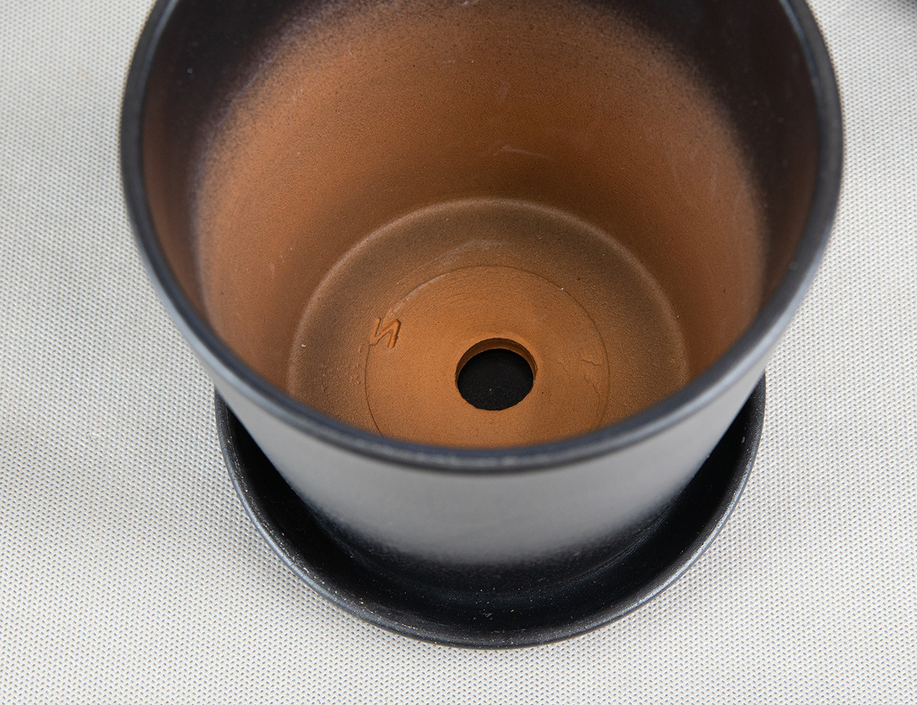 Горшок Neutral черный Ø15