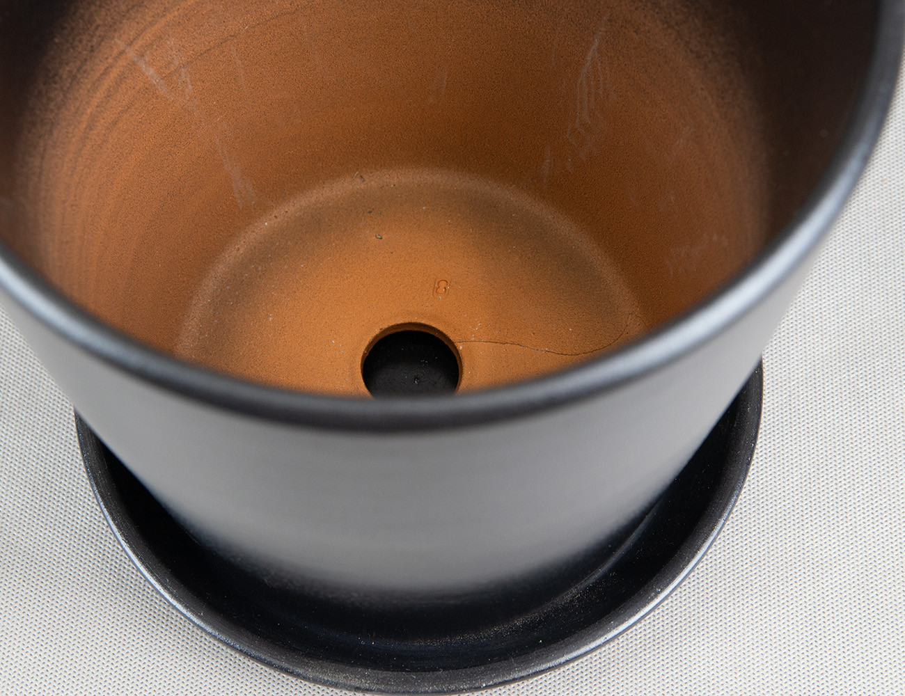 Горшок Neutral черный Ø22