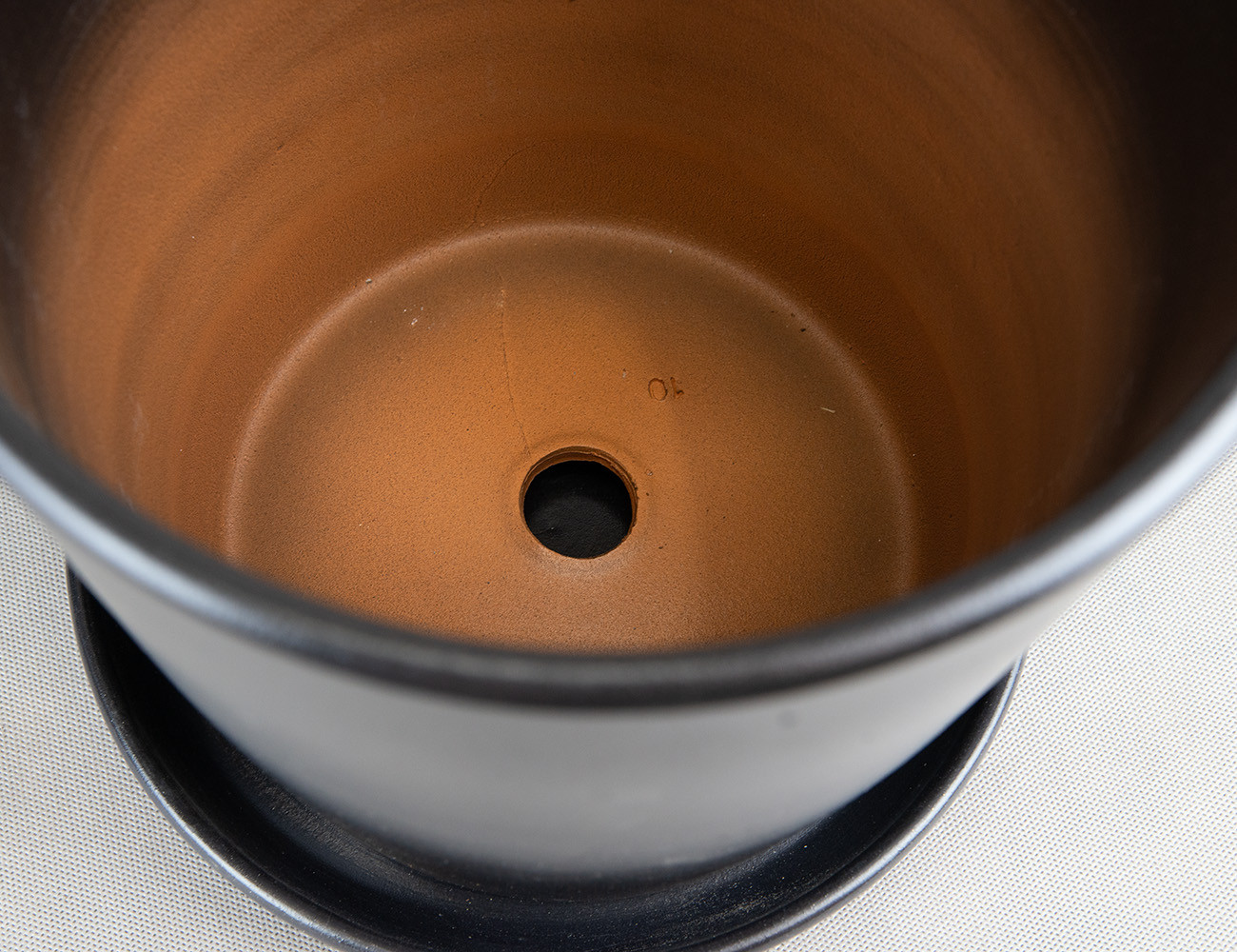 Горшок Neutral черный Ø26