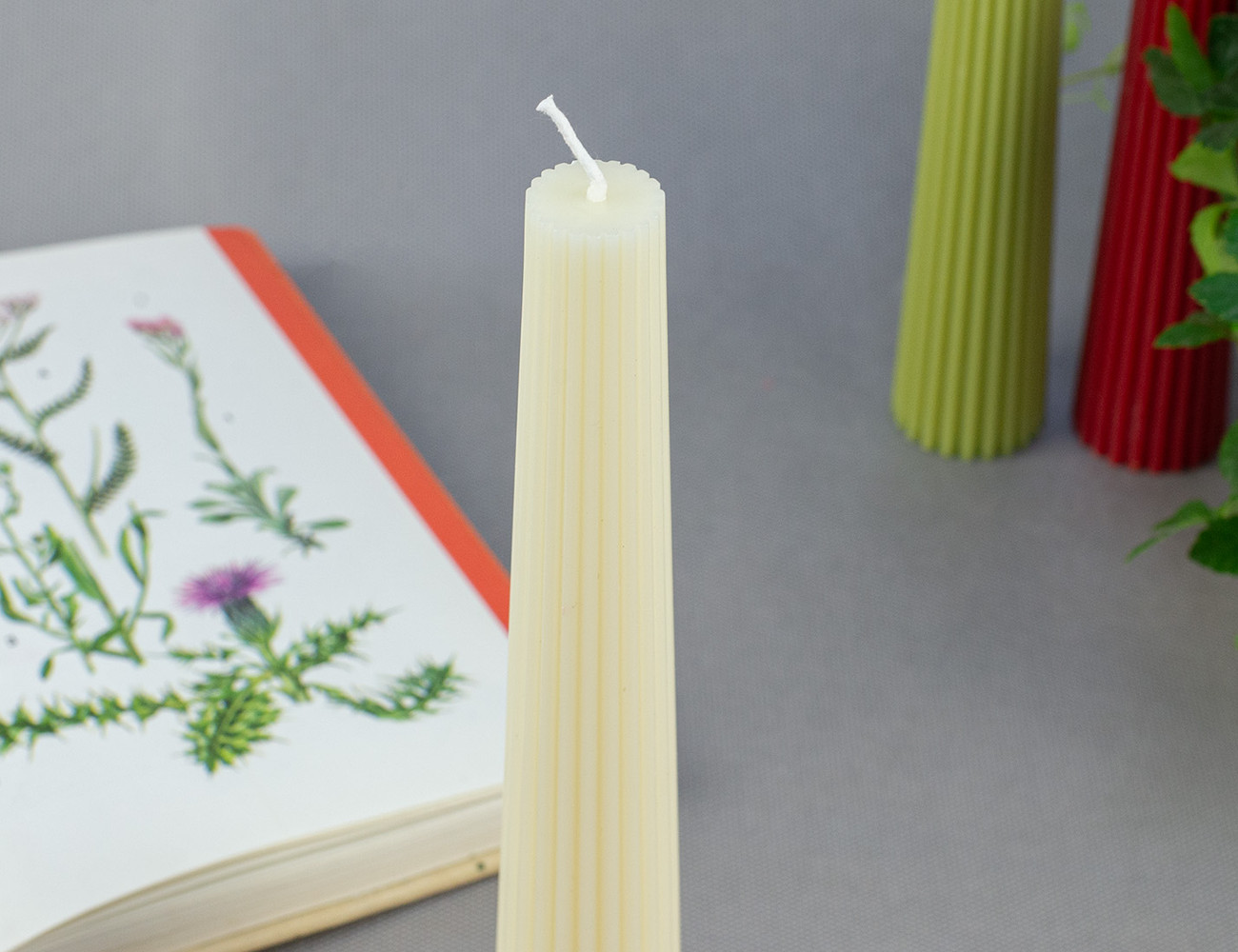 Свеча Cone 23 см молочная