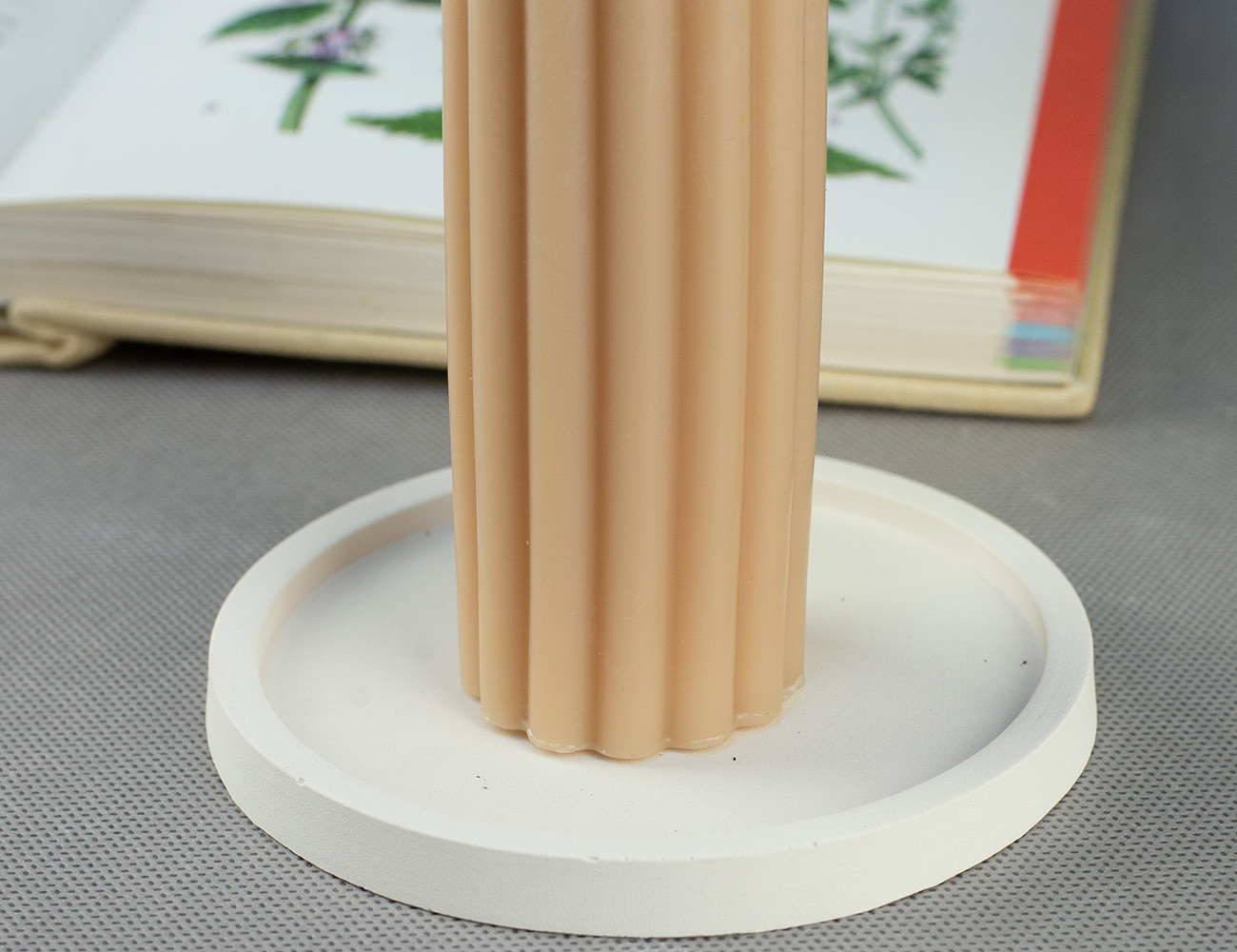 Свеча Рельеф 12 см беж