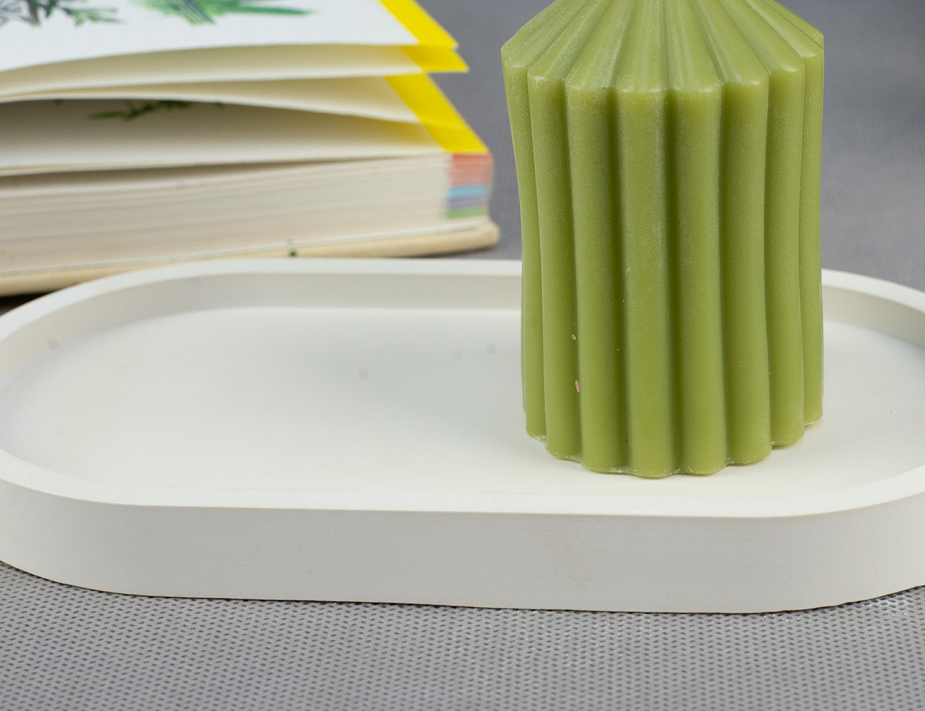 Свеча Рельеф 8 см зеленая